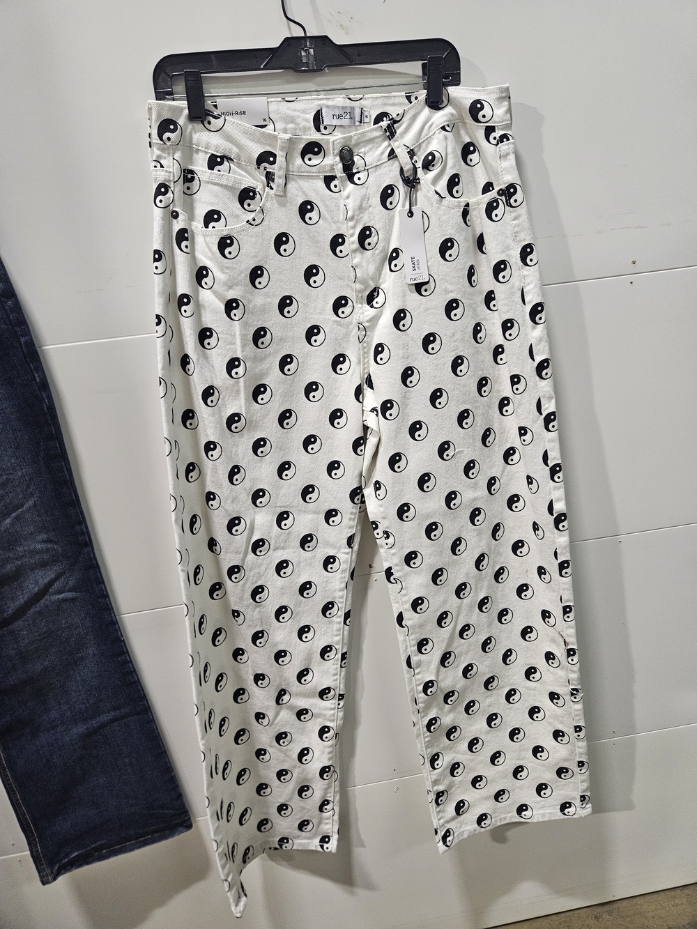 Rue21 White Jeans with Black Yin Yang Print Nwt Skate Style Size 16